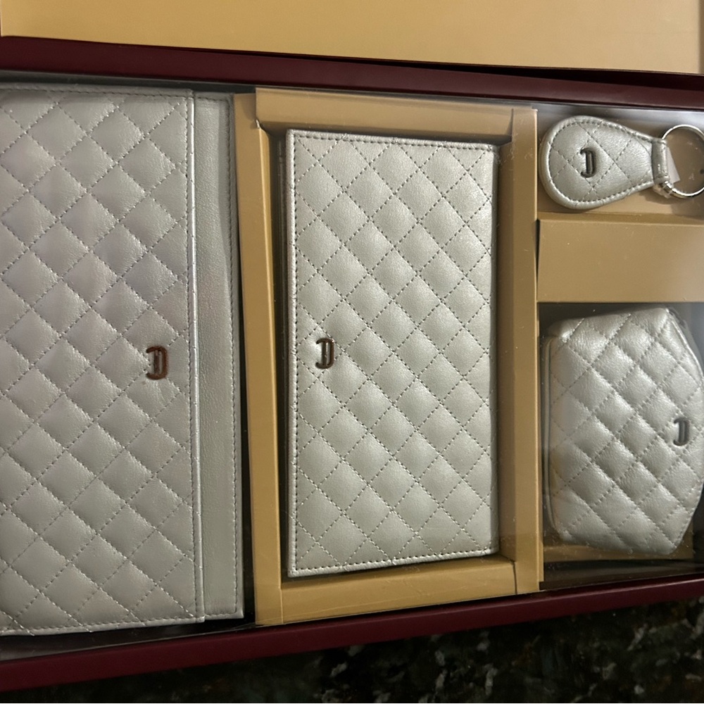 Etienne Aigner Wallet silver quilted wallet gift set